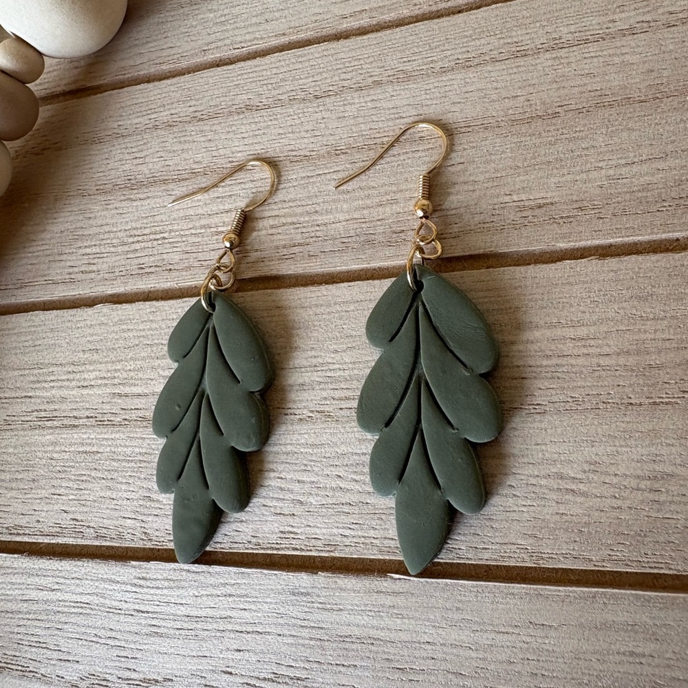 Elegant Green Leaf Drop Earrings – Boho Nature Inspired Handmade Jewelry